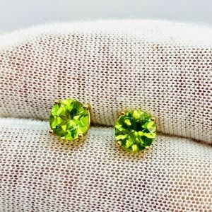 14k 3ct green topaz studs earrings.